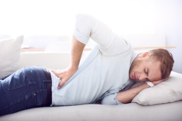 Rückenschmerzen beim Liegen: Mögliche Ursachen und praktische Tipps