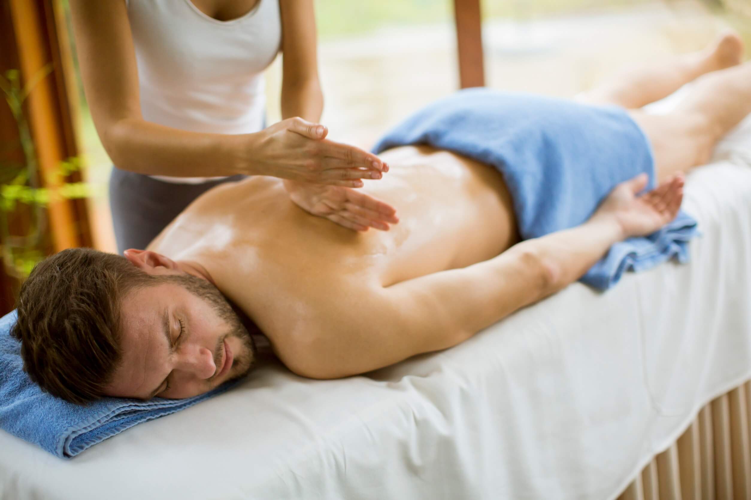 Massage gegen Rückenschmerzen im Liegen