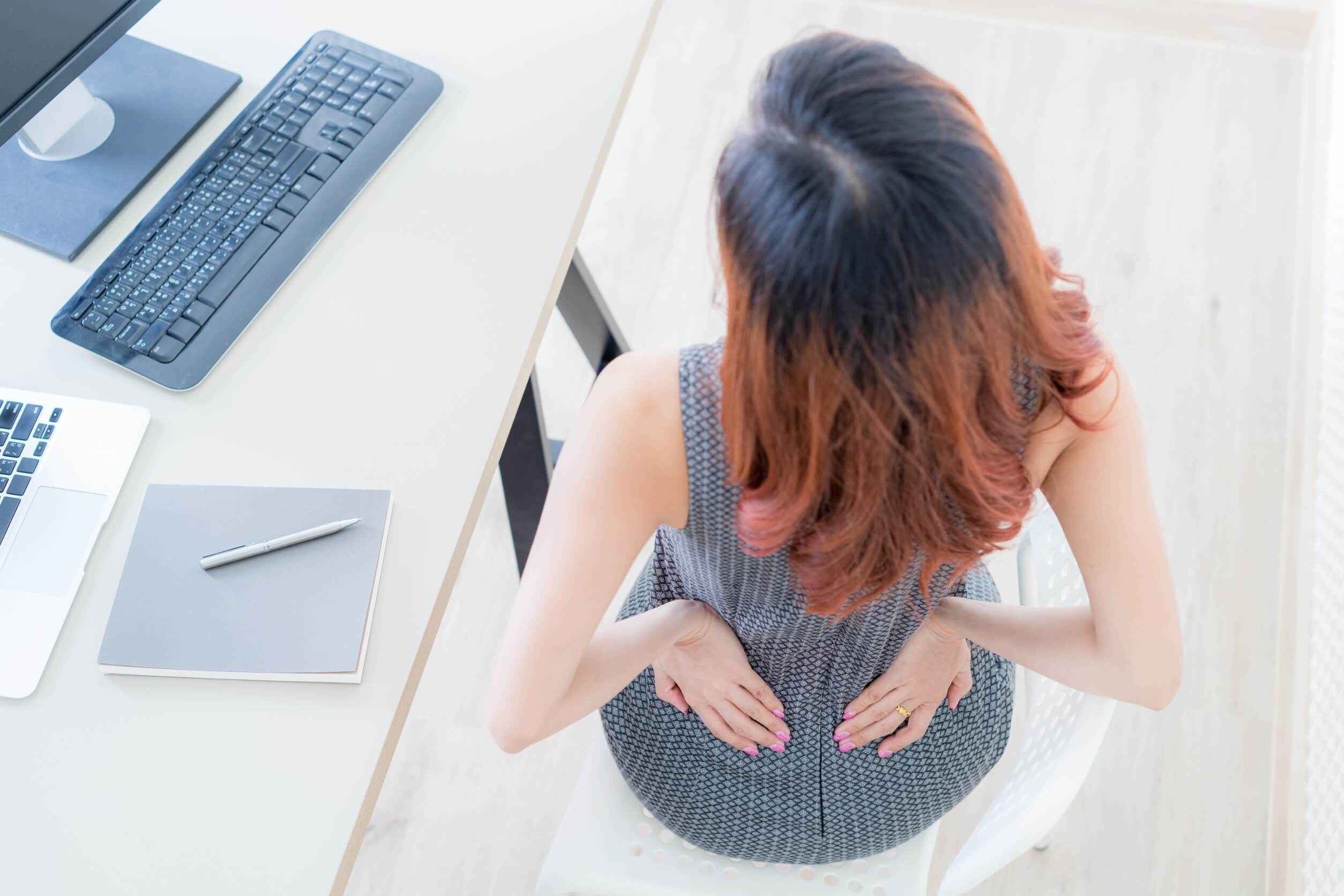 Frau hat Rückenschmerzen im Liegen durch falsche Haltung