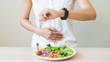 Intervallfasten auf gesunde Weise brechen: 6 Tipps