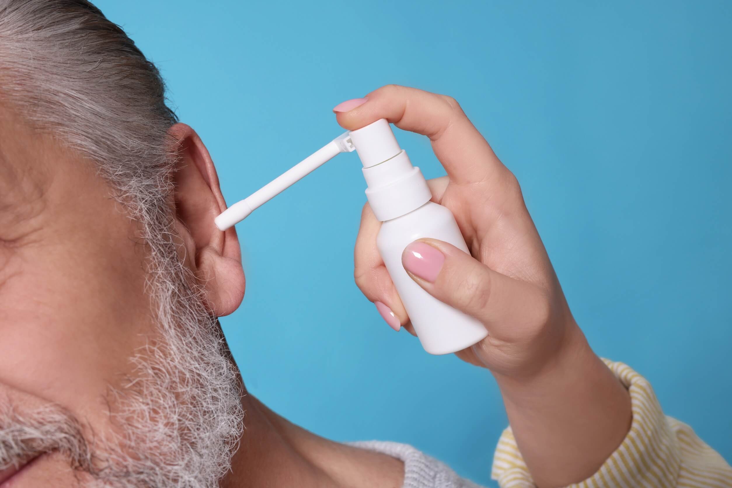 Mann bei Ohrenhygiene