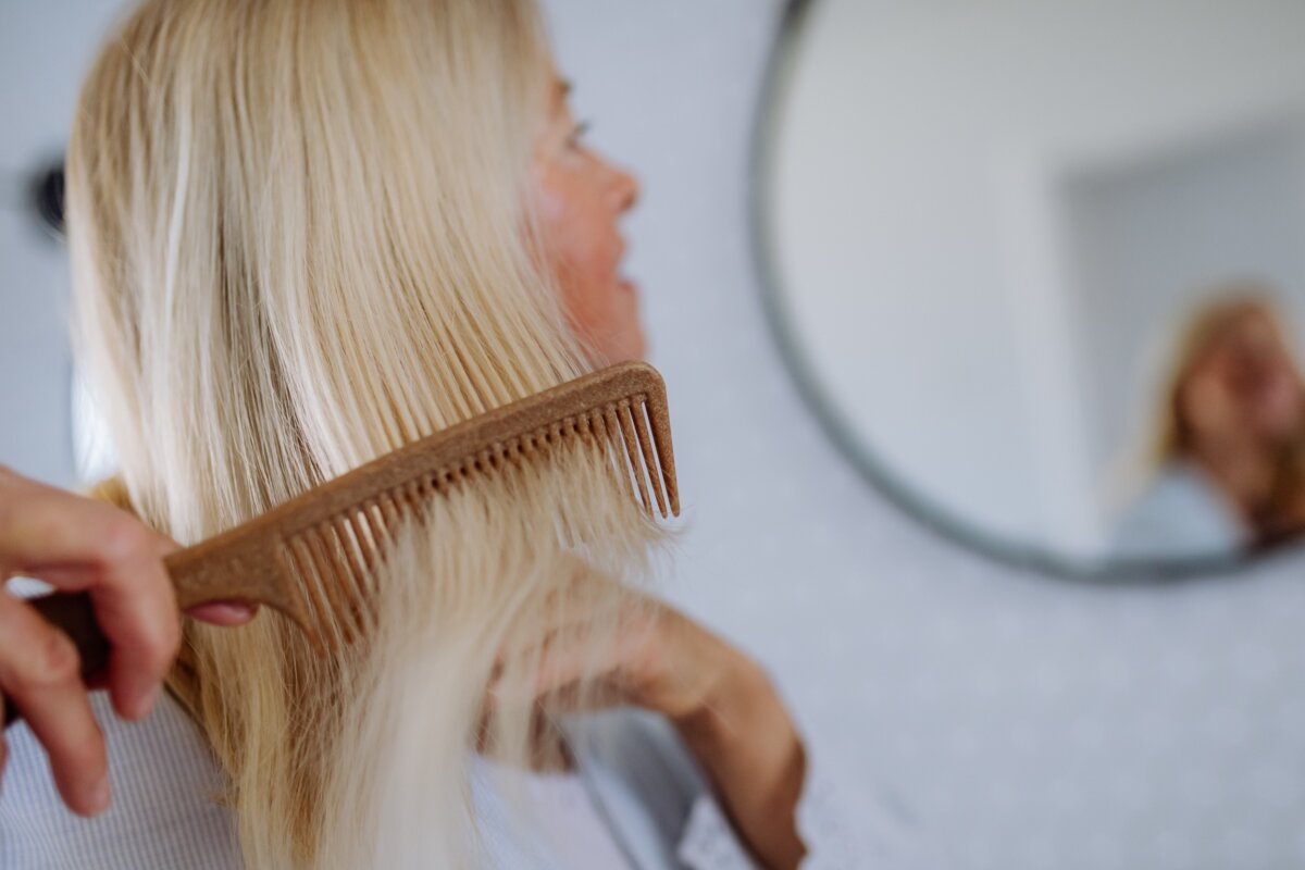 frau vor sommerurlaub beim friseur