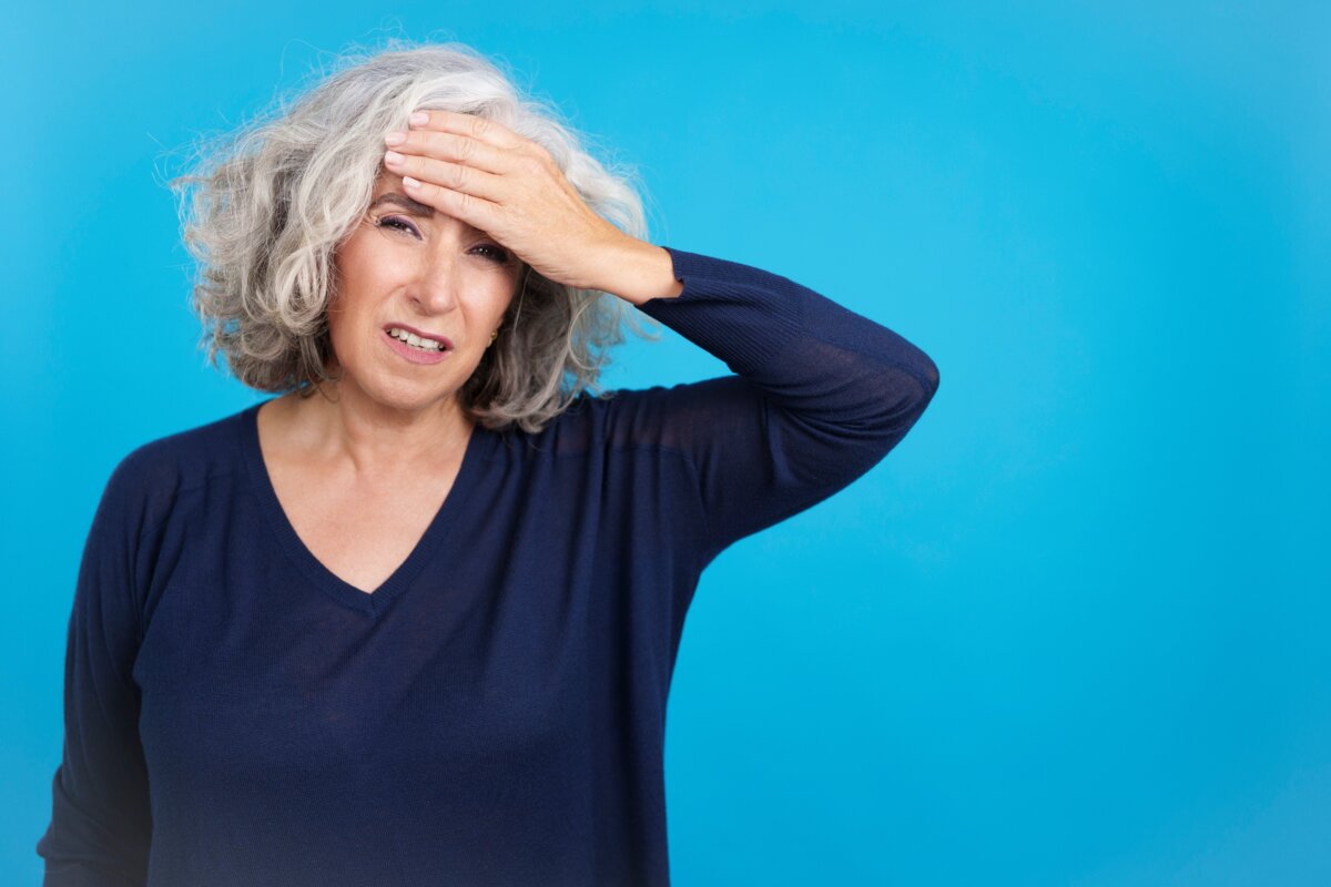 frau hat symptome der menopause