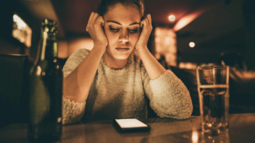 "Benching" in Beziehungen: Was ist das und wie erkennt man es?