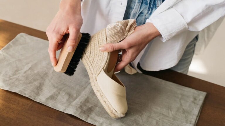 So reinigst du Espadrilles ohne Schäden