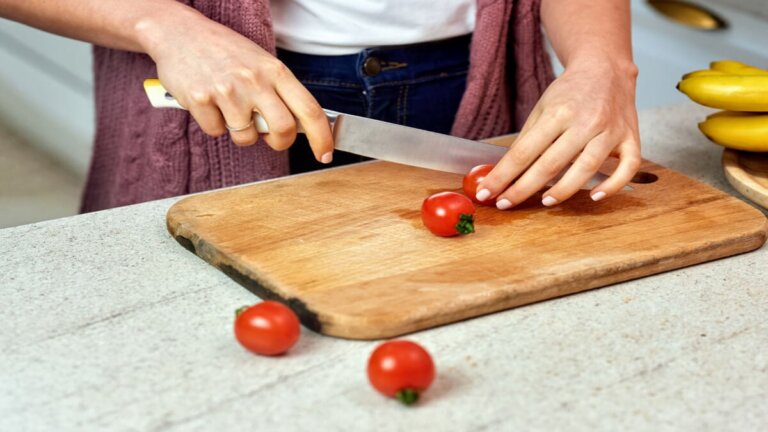 Wie man Holzschneidebretter in der Küche reinigt und pflegt